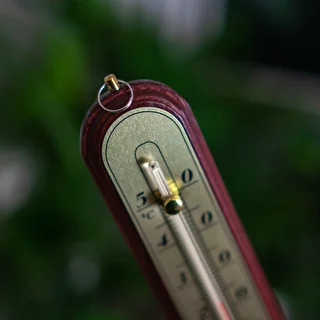 Termometr pokojowy ze złotą skalą (-10°C do +50°C) 22cm, mix – zdjęcie 4