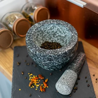 Granitowy moździerz kuchenny z tłuczkiem – zdjęcie 12