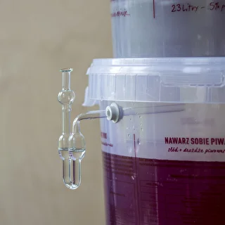 Rurka fermentacyjna kątowa do pojemników – zdjęcie 3