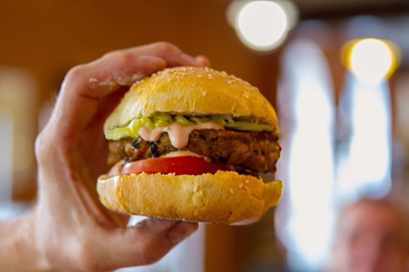 Domowe burgery z sosem czosnkowym