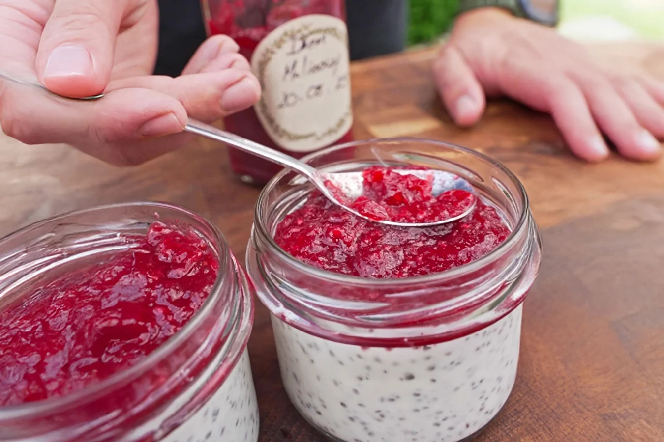 Kokosowy pudding chia z dżemem malinowym