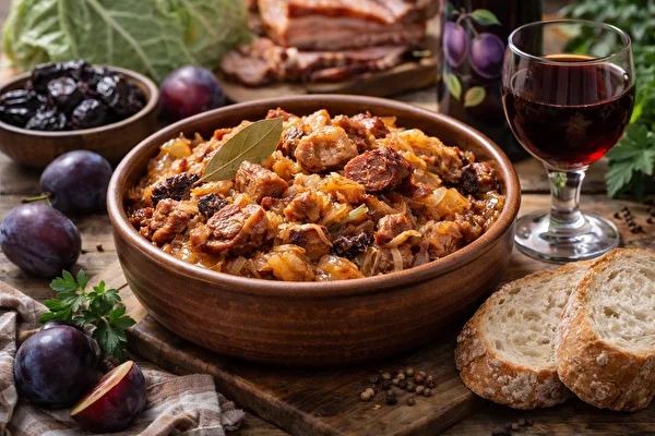 Bigos domowy z winem śliwkowym