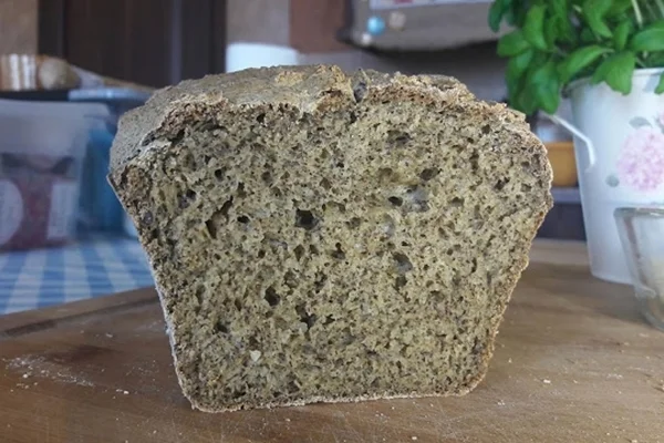 Domowy bezglutenowy chleb z mąką konopną
