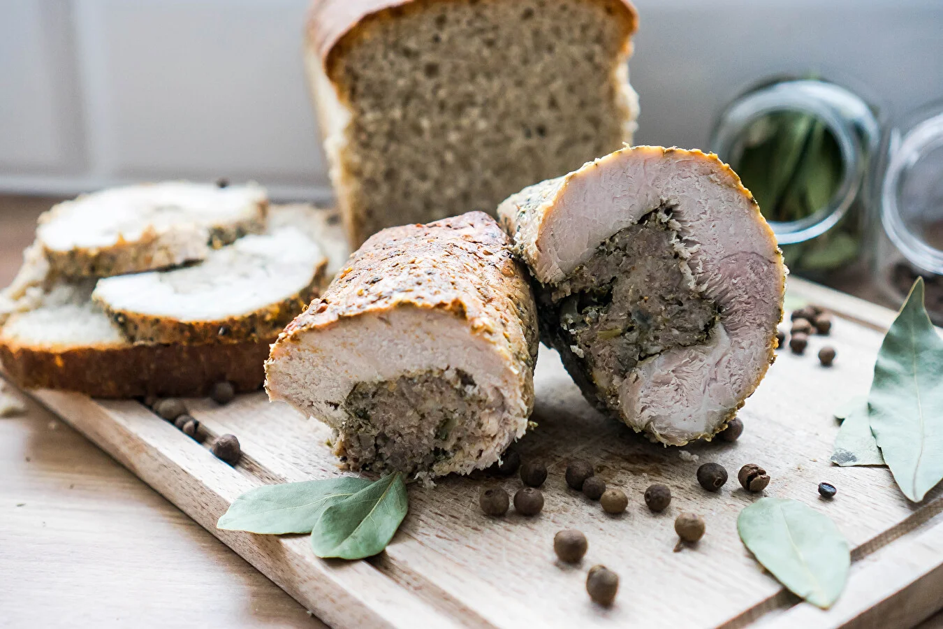 Schab nadziewany klopsem z mięsa mielonego