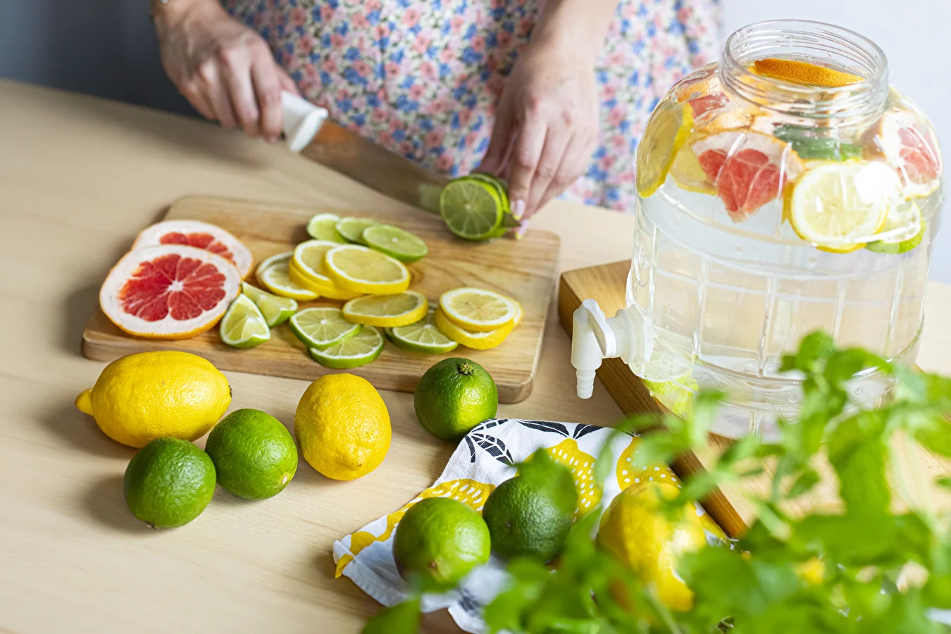 Domowy izotonik z cytrynami, limonkami i grejpfrutem