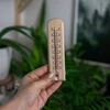 Termometr pokojowy ze wzorkiem (-20°C do +50°C) 15cm - 4 [': termometr uniwersalny', ' termometr wewnętrzny termometr drewniany', ' termometr', ' termometr z czytelną skalą', ' termometr pokojowy', ' termometr do zawieszenia']