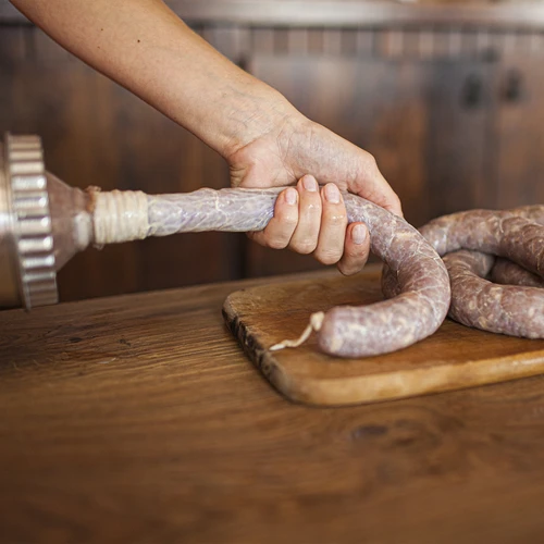 Nadziewarka pozioma 1,5 kg - 12 ['do nadziewania kiełbas', ' do kiełbas domowych', ' szpryca', ' nadziewarka gastronomiczna', ' sprzęt masarski', ' nadziewarka', ' robienie kiełbasy', ' lejki do nadziewarki', ' robienie wędlin', ' nabijarka do kiełbas', ' nabijarka wędliniarska', ' nabijarka pozioma']